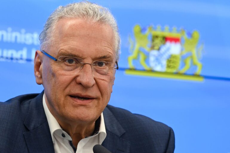 Joachim Herrmann warnt vor einer verschärften Sicherheitslage. (Archivbild)