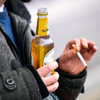 Riskanter Alkohol- und Nikotinkonsum führt zu hohen Todes- und Erkrankungszahlen. (Symbolbild)
