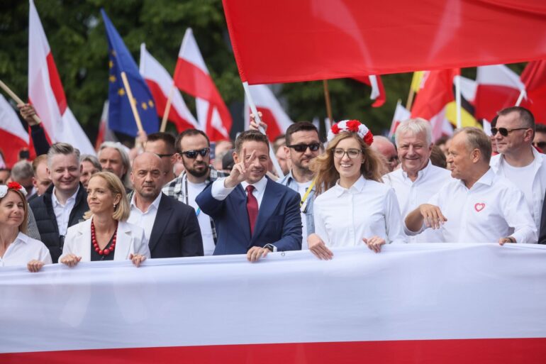 Der proeuropäische polnische Präsidentschaftskandidat Rafal Trzaskowski beim «Großen Marsch der Patrioten» in Warschau. (Foto aktuell)