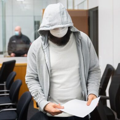 Abu Walaa 2021 vor dem Oberlandesgericht Celle - er klagt gegen seine Ausweisung nach seiner Haftentlassung. (Archivfoto)
