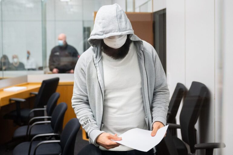 Abu Walaa 2021 vor dem Oberlandesgericht Celle - er klagt gegen seine Ausweisung nach seiner Haftentlassung. (Archivfoto)