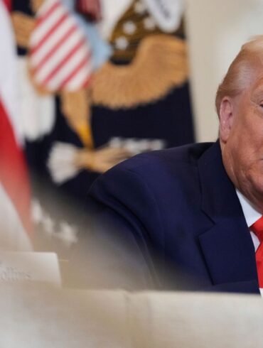 Zunächst droht US-Präsident mit neuen Zöllen, nun will er der EU mehr Zeit geben.