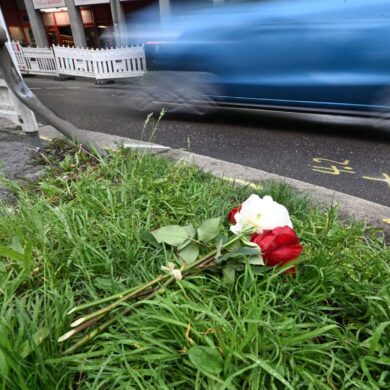 Am Tag nach dem Unfall liegen Rosen am Straßenrand.
