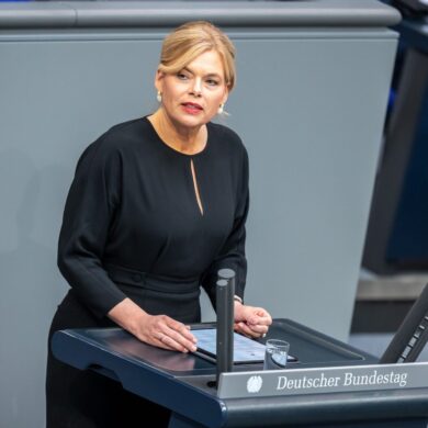 Bundestagspräsidentin Klöckner erinnerte beim Gedenkakt des Parlaments an vergessene Opfer des Kriegs.