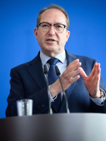 Innenminister Dobrindt will mit dem Gesetzentwurf die Sog-Faktoren für Migranten reduzieren.