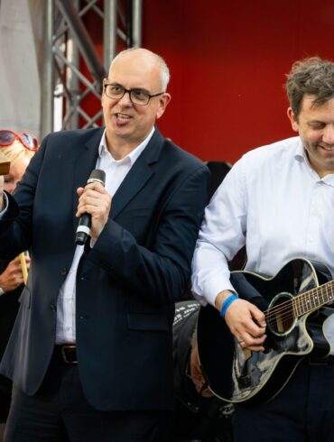 Klingbeil spielt Gitarre - und zwar nicht nur zum Entspannen: hier 2023 auf einer SPD-Wahlkampfveranstaltung in Bremen.
