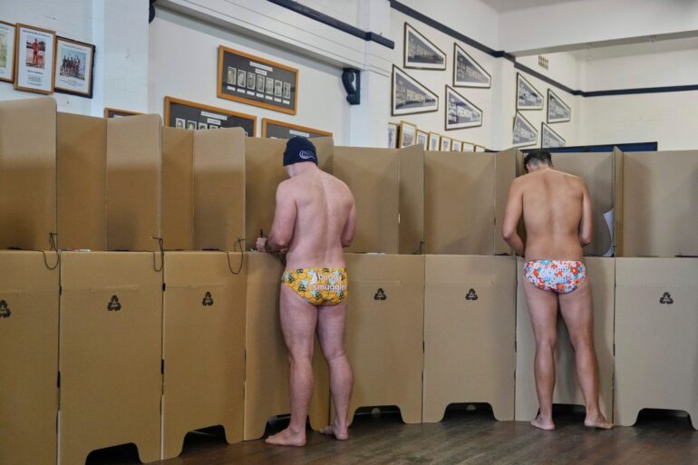 So mancher kam direkt vom Strand ins Wahllokal.