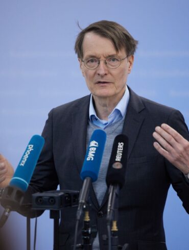 Der geschäftsführende Gesundheitsminister Lauterbach wurde am 1. Mai von Demonstranten angepöbelt.