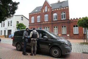 Die Festgenommenen stehen im Verdacht, Mitglieder einer rechtsextremistischen terroristischen Vereinigung zu sein. Der jüngste von ihnen ist 14 Jahre alt.