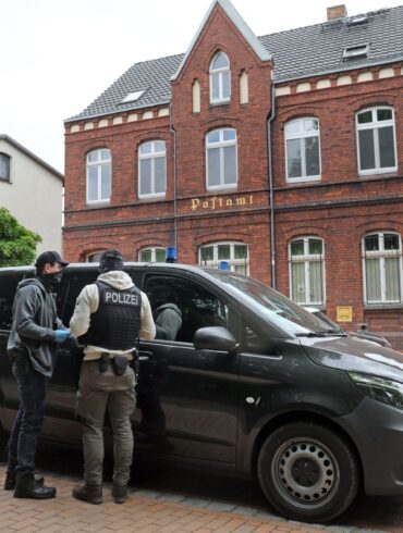 Die Festgenommenen stehen im Verdacht, Mitglieder einer rechtsextremistischen terroristischen Vereinigung zu sein. Der jüngste von ihnen ist 14 Jahre alt.