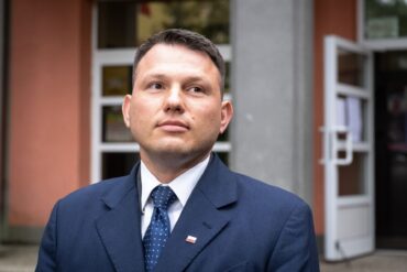 Der rechtsradikale polnische Präsidentschaftskandidat Slawomir Mentzen, der als Drittplatzierter nach der ersten Wahlrunde ausgeschieden ist, will Einfluss auf die Stichwahl nehmen. (Archivbild)