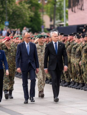 «Wer einen Verbündeten bedroht, muss wissen, dass das 
gesamte Bündnis gemeinsam jeden Zentimeter des Nato-Territoriums verteidigen wird», sagte Merz bei der Aufstellung der Panzerbrigade.