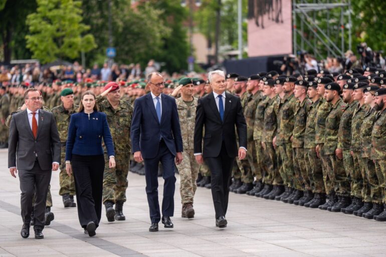 «Wer einen Verbündeten bedroht, muss wissen, dass das
gesamte Bündnis gemeinsam jeden Zentimeter des Nato-Territoriums verteidigen wird», sagte Merz bei der Aufstellung der Panzerbrigade.