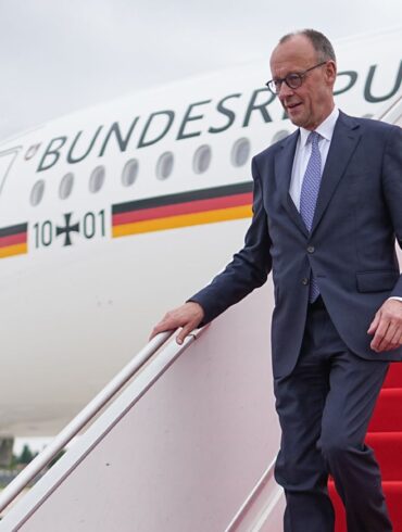 Der neue Bundeskanzler ist zu seinem ersten Besuch im Ausland in Paris eingetroffen.