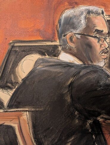 Zum Prozessauftakt trug Sean Combs eine Lesebrille und schlichte Kleidung, nachdem der Richter ihm zuvor ausdrücklich genehmigt hatte, nicht in Gefängniskleidung erscheinen zu müssen.