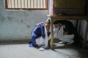 Konflikt zwischen Indien und Pakistan: Schüler nehmen in Guwahati in Indien an einer Übung teil, die von Mitgliedern des Zivilschutzes für den Fall eines Angriffs durchgeführt wird.