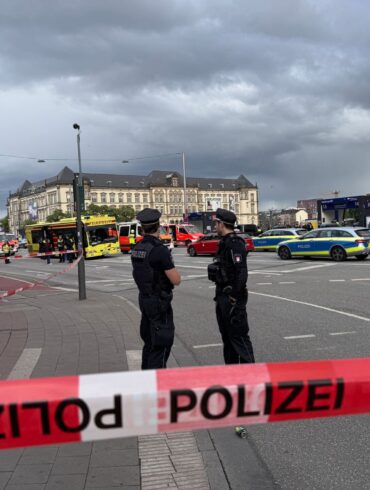 Eine Frau wurde als Tatverdächtige festgenommen.