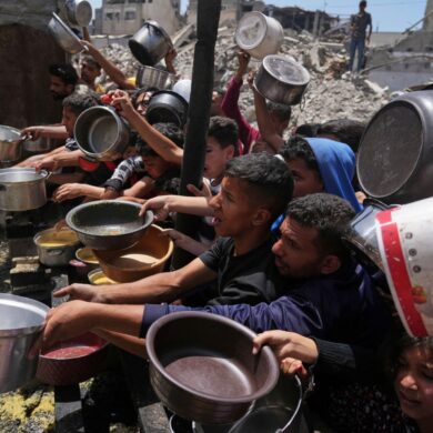 Palästinenser stehen für Lebensmittel im nördlichen Gazastreifen an. (Archivbild)