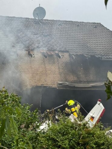 Die Feuerwehr löscht in einem Großeinsatz mit etwa 50 Kräften.