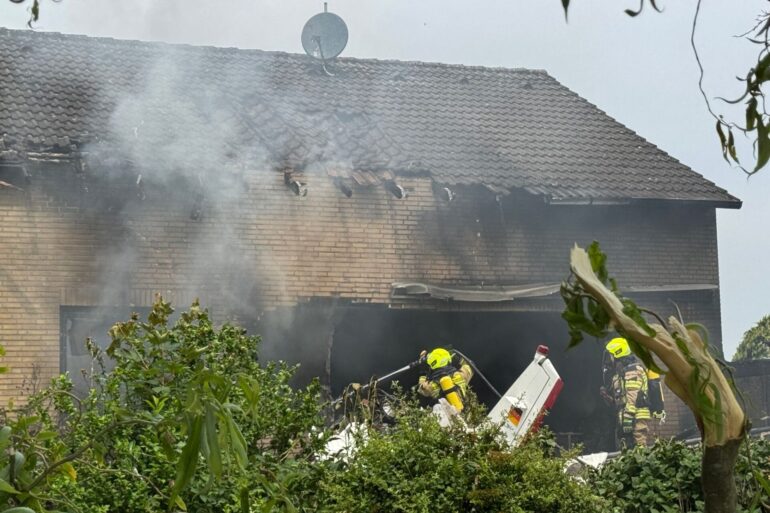 Die Feuerwehr löscht in einem Großeinsatz mit etwa 50 Kräften.