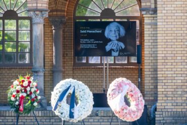 Am Tag der Beisetzung der Holocaust-Überlebenden Margot Friedländer stehen Kränze und ein Bild von Friedländer auf dem Jüdischen Friedhof Weißensee.