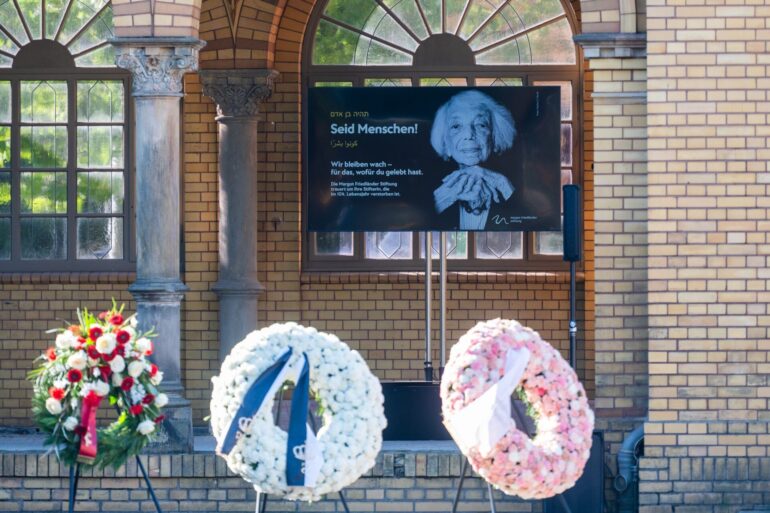 Am Tag der Beisetzung der Holocaust-Überlebenden Margot Friedländer stehen Kränze und ein Bild von Friedländer auf dem Jüdischen Friedhof Weißensee.