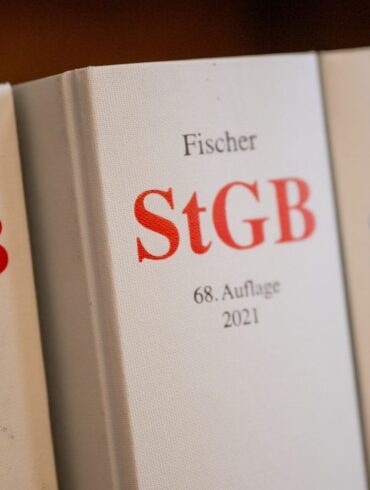 Jugendliche vor dem Gesetz: Ab 14 kann Strafmündigkeit greifen. (Symbolbild)
