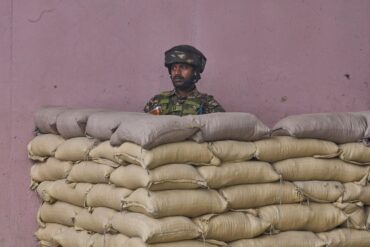 Ein indischer paramilitärischer Soldat steht Wache. Zwischen Indien und Pakistan kam es zuletzt wiederholt zu teils heftigen Feuergefechten entlang der militärischen Kontrolllinie in der Himalayaregion Kaschmir.