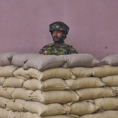 Ein indischer paramilitärischer Soldat steht Wache. Zwischen Indien und Pakistan kam es zuletzt wiederholt zu teils heftigen Feuergefechten entlang der militärischen Kontrolllinie in der Himalayaregion Kaschmir.