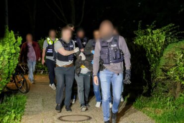 Festnahme erfolgreich: Der Tatverdächtige wird abgeführt.