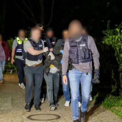 Festnahme erfolgreich: Der Tatverdächtige wird abgeführt.