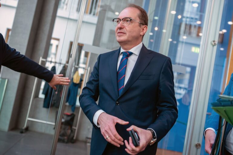 Bei der Vorstellung der Jahresstatistik zur politisch motivierten Kriminalität wurde Bundesinnenminister Alexander Dobrindt (CSU) auch nach der AfD gefragt.