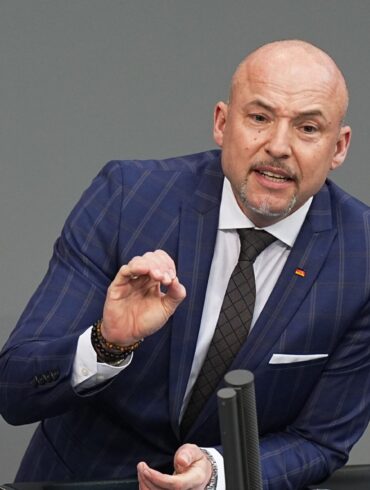 Die CSU-Abgeordneten im Bundestag haben den Unterfranken Alexander Hoffmann zum neuen Vorsitzenden gewählt. Der bisherige Landesgruppenchef Alexander Dobrindt soll Innenminister werden.