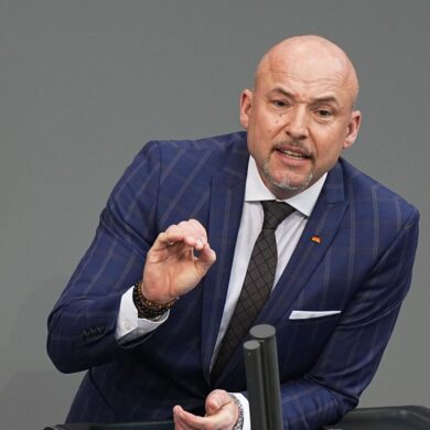 Die CSU-Abgeordneten im Bundestag haben den Unterfranken Alexander Hoffmann zum neuen Vorsitzenden gewählt. Der bisherige Landesgruppenchef Alexander Dobrindt soll Innenminister werden.