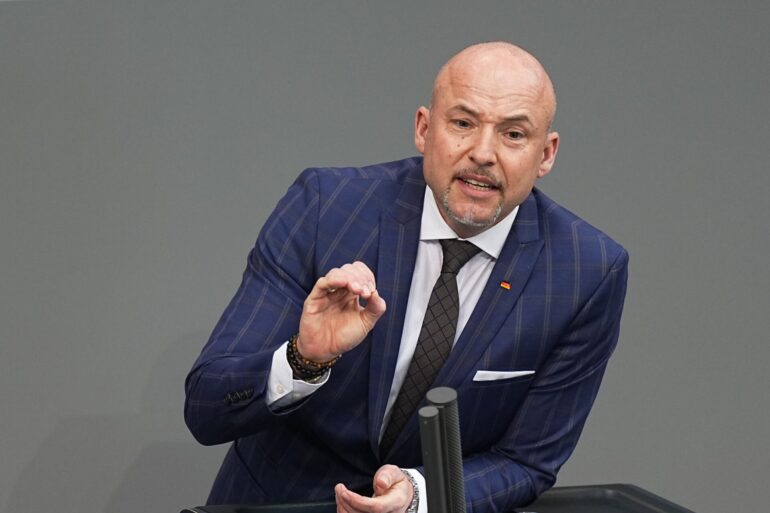 Die CSU-Abgeordneten im Bundestag haben den Unterfranken Alexander Hoffmann zum neuen Vorsitzenden gewählt. Der bisherige Landesgruppenchef Alexander Dobrindt soll Innenminister werden.