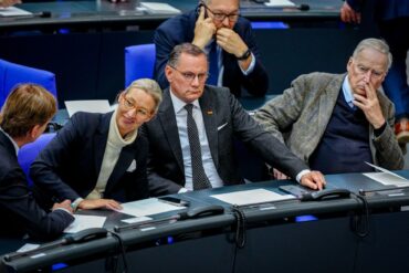 Die AfD-Chefs Alice Weidel und Tino Chrupalla nehmen zum 80. Jahrestag des Kriegsendes an einer Gedenkstunde im Bundestag teil. Am selben Tag kommt die Nachricht , dass der Verfassungsschutz vorläufig seine Einstufung der AfD als «gesichert rechtsextremistisch» auf Eis legt.