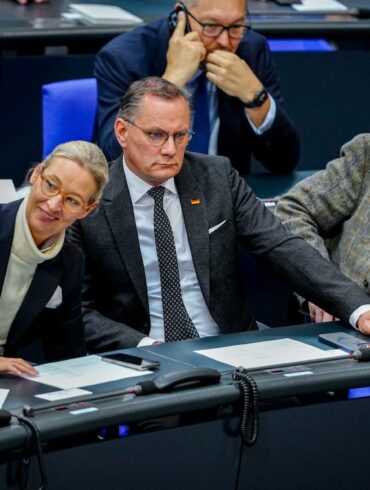 Die AfD-Chefs Alice Weidel und Tino Chrupalla nehmen zum 80. Jahrestag des Kriegsendes an einer Gedenkstunde im Bundestag teil. Am selben Tag kommt die Nachricht , dass der Verfassungsschutz vorläufig seine Einstufung der AfD als «gesichert rechtsextremistisch» auf Eis legt.