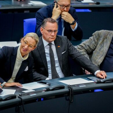 Die AfD-Chefs Alice Weidel und Tino Chrupalla nehmen zum 80. Jahrestag des Kriegsendes an einer Gedenkstunde im Bundestag teil. Am selben Tag kommt die Nachricht , dass der Verfassungsschutz vorläufig seine Einstufung der AfD als «gesichert rechtsextremistisch» auf Eis legt.