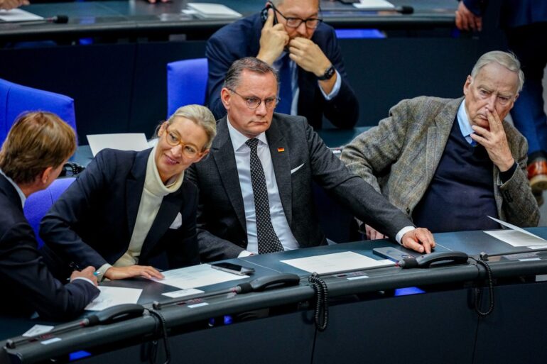 Die AfD-Chefs Alice Weidel und Tino Chrupalla nehmen zum 80. Jahrestag des Kriegsendes an einer Gedenkstunde im Bundestag teil. Am selben Tag kommt die Nachricht , dass der Verfassungsschutz vorläufig seine Einstufung der AfD als «gesichert rechtsextremistisch» auf Eis legt.