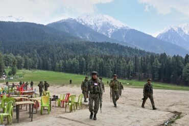 Indische Sicherheitskräfte inspizieren den Ort eines Angriffs auf Touristen in Pahalgam im indisch kontrollierten Kaschmir. (Foto Archiv)