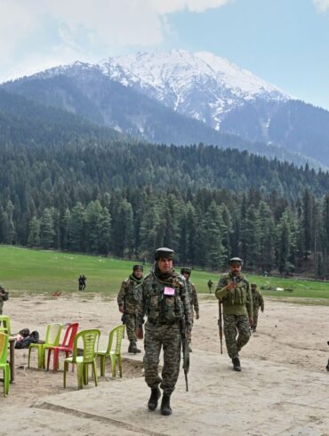 Indische Sicherheitskräfte inspizieren den Ort eines Angriffs auf Touristen in Pahalgam im indisch kontrollierten Kaschmir. (Foto Archiv)