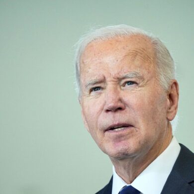 Biden und seine Familie beraten sich nach Angaben seines Büros derzeit mit seinem Ärzteteam über das weitere Vorgehen.