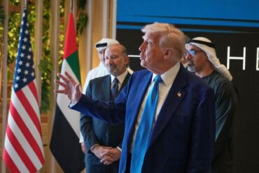US-Präsident Trump will wegen der Geburt eines Enkels schnell heimkehren von seiner Nahost-Reise - und keinen Abstecher zu den Ukraine-Gesprächen in der Türkei machen.