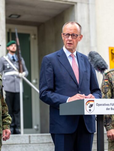 Kanzler Merz warnt vor falschem Sicherheitsgefühl und verlangt mehr Verteidigungsanstrengungen. Begrüßt wurde der CDU-Politiker von Carsten Breuer (l), Generalinspekteur der Bundeswehr, und Alexander Sollfrank (r), Befehlshaber des Führungskommandos.