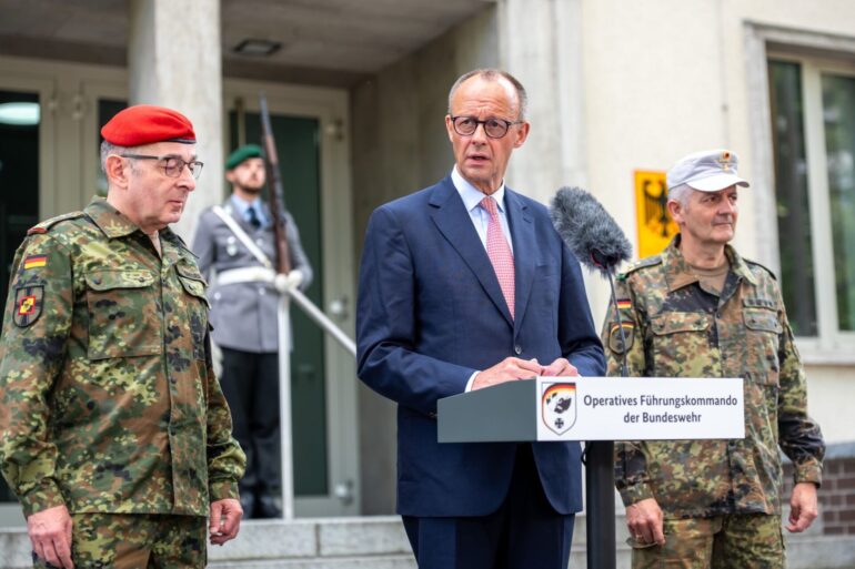 Kanzler Merz warnt vor falschem Sicherheitsgefühl und verlangt mehr Verteidigungsanstrengungen. Begrüßt wurde der CDU-Politiker von Carsten Breuer (l), Generalinspekteur der Bundeswehr, und Alexander Sollfrank (r), Befehlshaber des Führungskommandos.