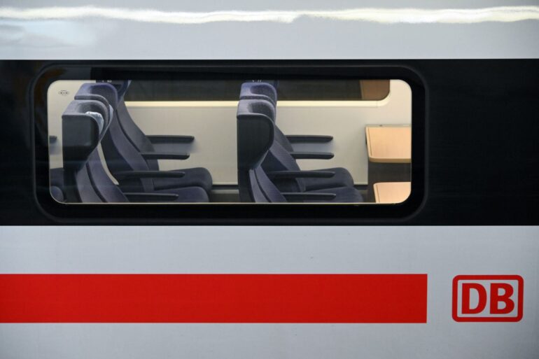 Sitzplatzreservierungen im Fernverkehr der Bahn sind zum Fahrplanwechsel am Sonntag teurer geworden. Die Familienreservierungen hat der Konzern zudem trotz aller Kritik abgeschafft. (Archivbild)