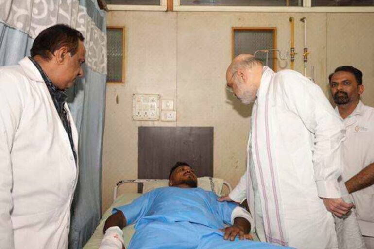 Das vom indischen Innenministerium herausgegebene Foto zeigt Innenminister Amit Shah bei einem Treffen mit dem Überlebenden des britischen Flugzeugabsturzes, Vishwash Kumar Ramesh, in einem Krankenhaus in Ahmedabad.