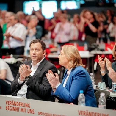 Die SPD-Vorsitzenden Klingbeil und Bas applaudieren beim Parteitag nach der Abstimmung über die Vorbereitung eines AfD-Verbotsverfahrens.
