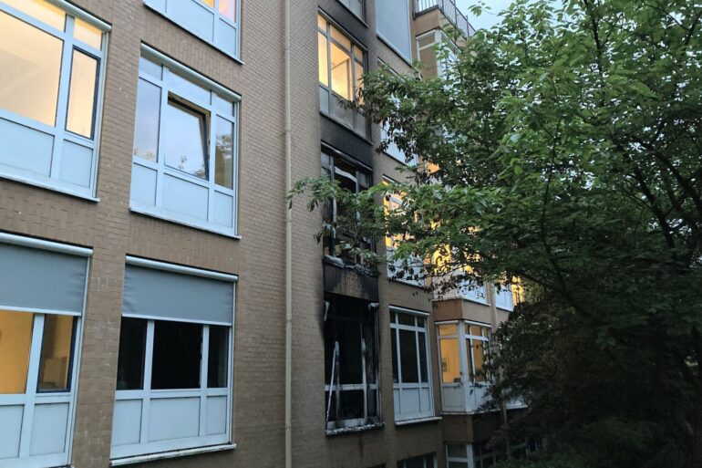 Das Feuer in dem Hamburger Krankenhaus wurde wohl absichtlich gelegt. Ein Patient hat ersten Erkenntnissen zufolge sein Kissen in Brand gesteckt.