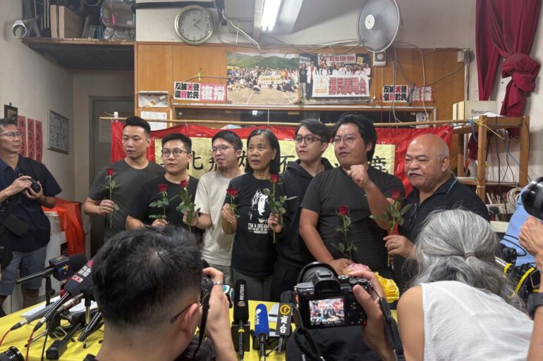 Aktuelle und ehemalige Mitglieder der pro-demokratischen Partei Hongkongs, der League of Social Democrats (LSD), geben die Auflösung der Partei bekannt.